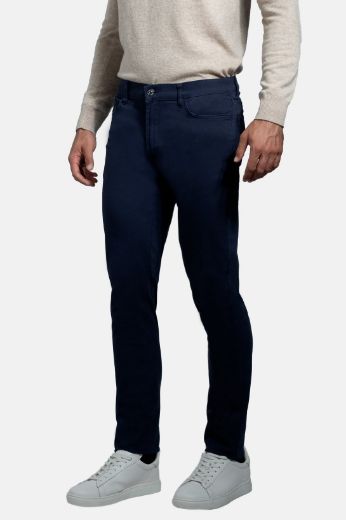 Immagine di Pantalone 5 Tasche in cotone twill tinta unita dal taglio denim, per vestire il tempo libero abbinabile ad una camicia e una maglia.