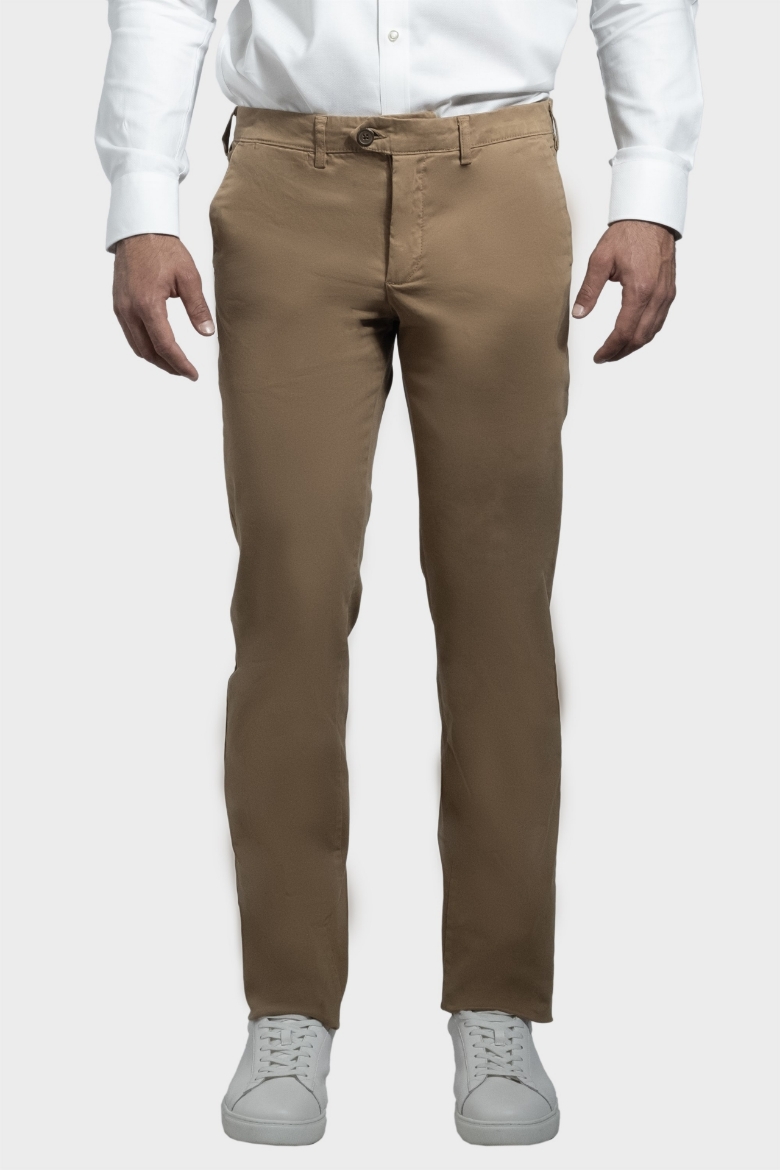 Immagine di PANTALONE INFORMALE  MODELLO CHINO IN COTONE  RASO, TINTA UNITA, VESTIBILITA' SLIM